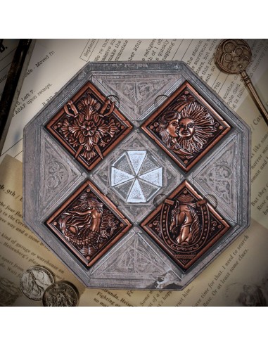 16786-Merchandising - Resident Evil Village Limited Edition Replica House Crest Medallion Collection-5060662467301